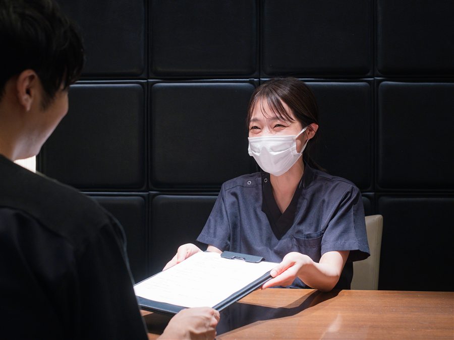 仮歯の使い心地についてスタッフが説明する様子