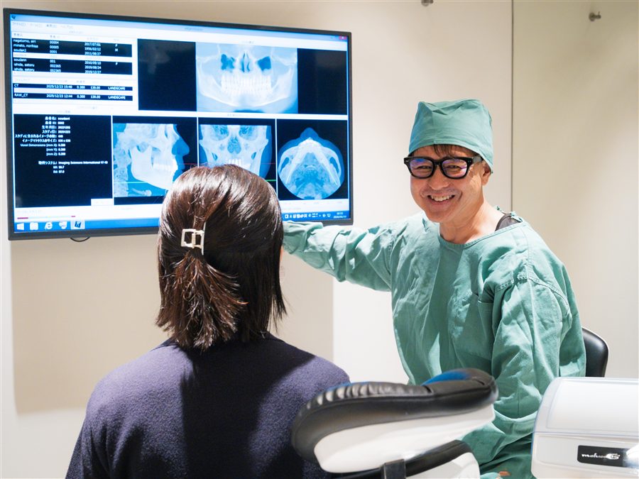 CT画像をモニターで確認しながら院長が検査結果を説明する様子