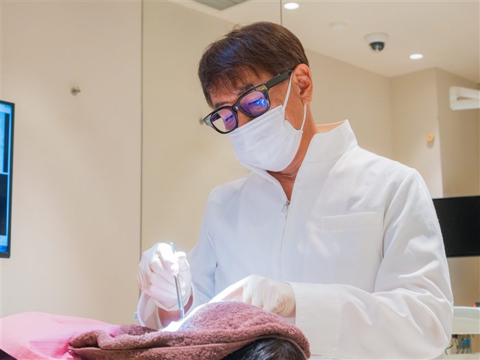 定期メンテナンスで口腔内を確認する様子