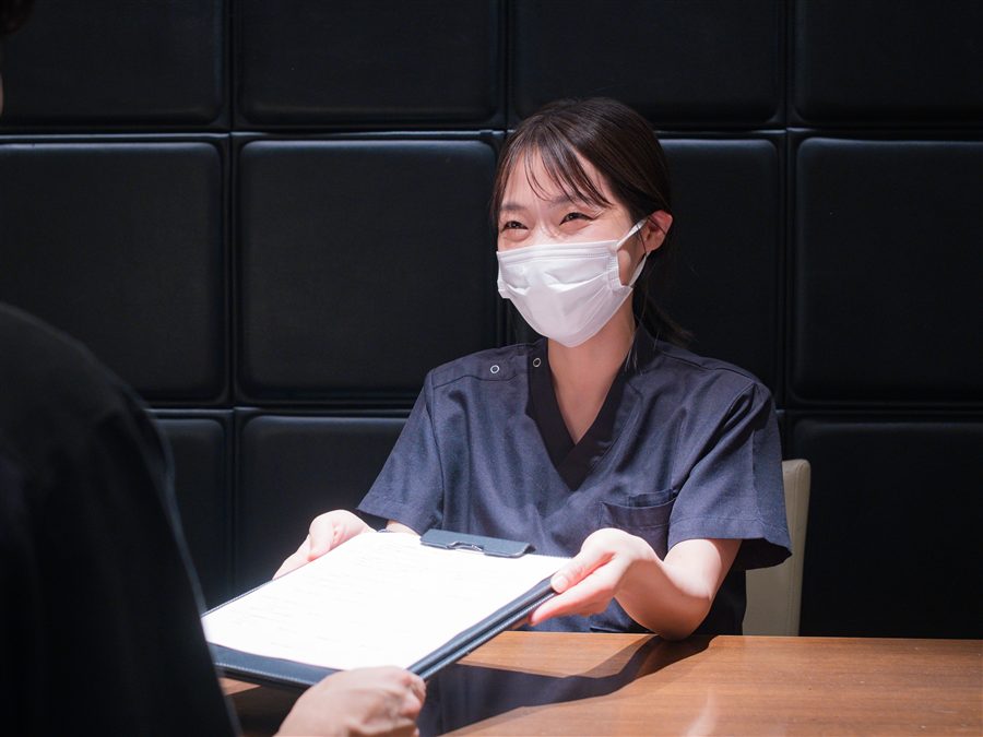 スタッフが問診内容を確認しながら説明する様子