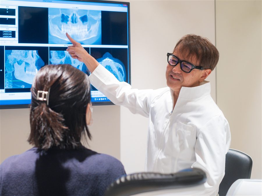 院長がCT画像を見ながら骨格の状態を説明する様子