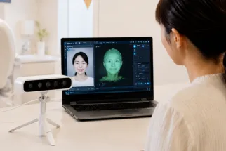フェイススキャンで骨格・顔立ちのバランスを確認する様子